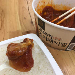 GS25 YOU US  오모리김치돼지찜 — 4.33점을 준 리뷰어가 2018년 3월 올린 사용 사진