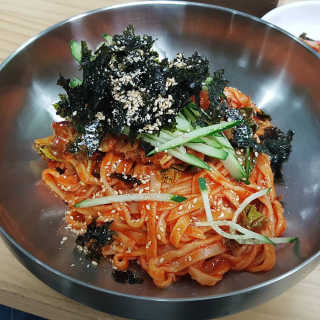 칼국수에끌림 [칼국수에 끌림] 손칼국수+비빔칼국수+왕만두4개 — 4.83점을 준 리뷰어가 2018년 9월 올린 사용 사진