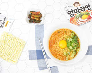 라면 그대로가 제일 맛있는 더엄마라면 — 5점을 준 리뷰어가 2019년 7월 올린 사용 사진