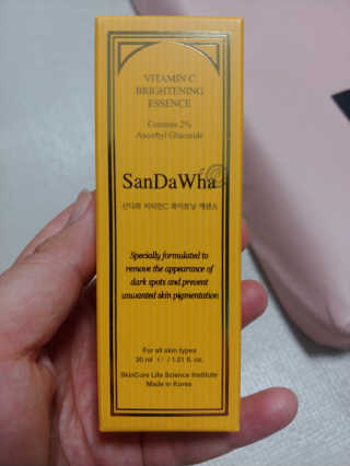 [스킨큐어] 산다화 비타민C 화이트닝 에센스 30ml — 5점을 준 리뷰어가 2019년 7월 올린 사용 사진