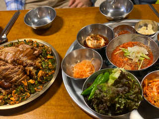 [동네맛집족발] 4개 족발 중 택1 — 4점을 준 리뷰어가 2020년 4월 올린 사용 사진