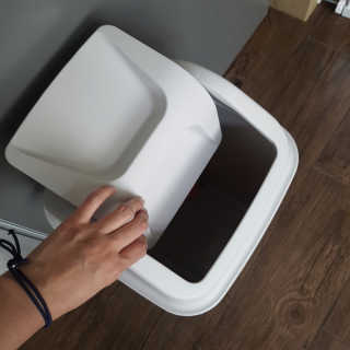 창신리빙 프랑코 퍼블릭 스윙 휴지통 10L, 25L, 35L — 5점을 준 리뷰어가 2019년 9월 올린 사용 사진