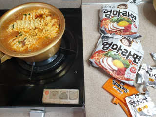 라면 그대로가 제일 맛있는 더엄마라면 — 5점을 준 리뷰어가 2019년 6월 올린 사용 사진