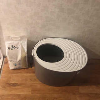 [펫토리아]한삽뚝딱 프리미엄 고양이 두부모래 — 4점을 준 리뷰어가 2019년 8월 올린 사용 사진