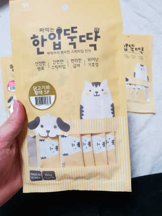 [펫토리아] 강아지,고양이겸용 짜먹는 한입뚝딱 — 4점을 준 리뷰어가 2019년 2월 올린 사용 사진