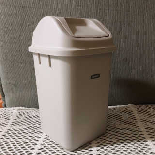 창신리빙 프랑코 퍼블릭 스윙 휴지통 10L, 25L, 35L — 3.5점을 준 리뷰어가 2019년 8월 올린 사용 사진