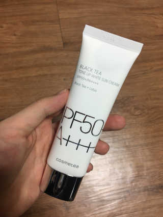 코스메티 블랙티 톤업  화이트 선크림 — 3.83점을 준 리뷰어가 2018년 4월 올린 사용 사진