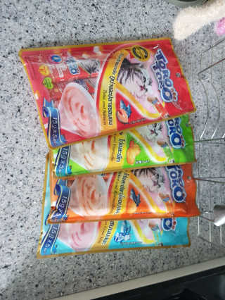 펫토리아 짜먹는 토로토로 고양이 파우치 간식 — 5점을 준 리뷰어가 2019년 6월 올린 사용 사진