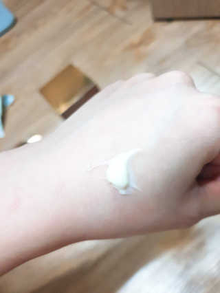 프리미어룩 실크 리프팅 아이 앤 넥 크림 — 4점을 준 리뷰어가 2019년 11월 올린 사용 사진
