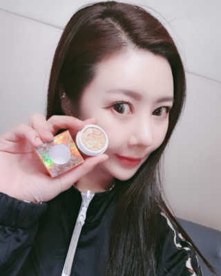 터치인솔 메탈리스트 스파클링 포일드 피그먼트 — 5점을 준 리뷰어가 2019년 1월 올린 사용 사진