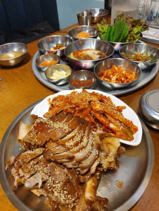 [동네맛집족발] 4개 족발 중 택1 — 5점을 준 리뷰어가 2020년 3월 올린 사용 사진