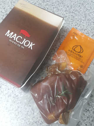 행복먹거리공작소 맥족. 맥주에 빠진 족발 550g + 마늘소스 70g — 4점을 준 리뷰어가 2020년 1월 올린 사용 사진
