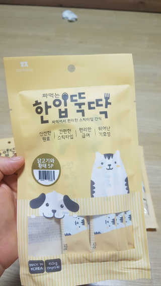 [펫토리아]짜먹는 한입뚝딱 강아지.고양이 마약간식 — 5점을 준 리뷰어가 2019년 8월 올린 사용 사진