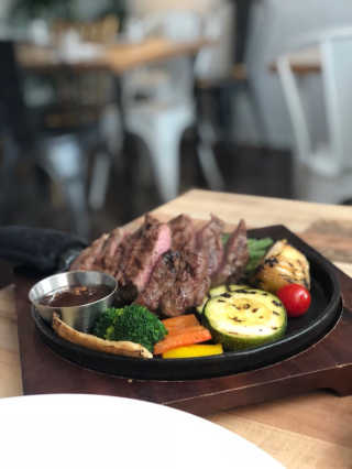 [이층집 샤로수길점] 플랫아이언 스테이크 플래터400g — 5점을 준 리뷰어가 2018년 9월 올린 사용 사진