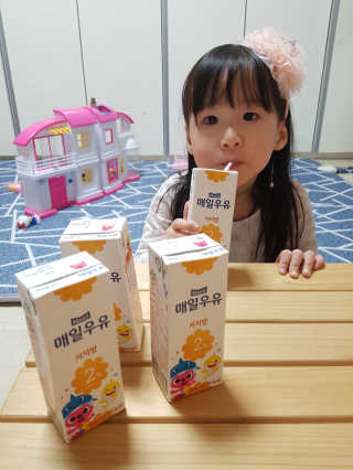 매일우유 멸균 매일우유 저지방 2프로 멸균 핑크퐁 에디션 6입 — 5점을 준 리뷰어가 2017년 12월 올린 사용 사진