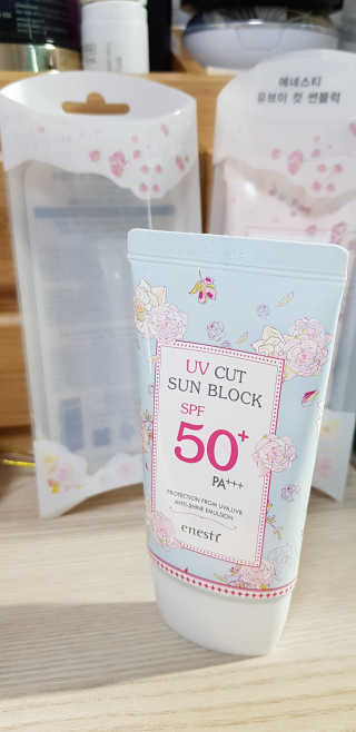 (주)에네스티 [에네스티] UV CUT 벚꽃 선크림 1+1 — 5점을 준 리뷰어가 2020년 3월 올린 사용 사진