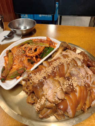 [동네맛집족발] 4개 족발 중 택1 — 5점을 준 리뷰어가 2019년 11월 올린 사용 사진
