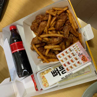 네네치킨 소이크런치윙봉 — 5점을 준 리뷰어가 2020년 3월 올린 사용 사진