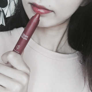 포렌코즈 글램 얼루어 립 크레용 — 4점을 준 리뷰어가 2017년 7월 올린 사용 사진