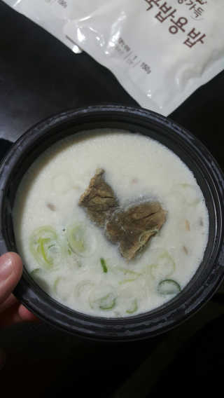 [풀무원] 사골곰탕국밥 황태해장국밥 — 5점을 준 리뷰어가 2018년 5월 올린 사용 사진