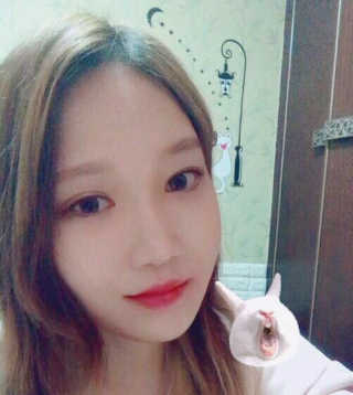 터치인솔 메탈리스트 리퀴드 포일 립스틱 5종 — 4.5점을 준 리뷰어가 2018년 3월 올린 사용 사진