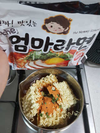 라면 그대로가 제일 맛있는 더엄마라면 — 5점을 준 리뷰어가 2019년 7월 올린 사용 사진