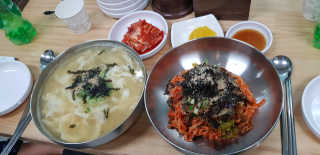 칼국수에끌림 [칼국수에 끌림] 손칼국수+비빔칼국수+왕만두4개 — 5점을 준 리뷰어가 2018년 9월 올린 사용 사진