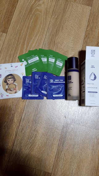 데일리톡스톡스 데일리톡스 듀이 스킨 이펙트 멀티 유즈 컨실러 비비 — 5점을 준 리뷰어가 2018년 2월 올린 사용 사진