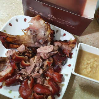 행복먹거리공작소 맥족. 맥주에 빠진 족발 550g + 마늘소스 70g — 5점을 준 리뷰어가 2020년 3월 올린 사용 사진