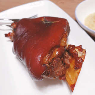 행복먹거리공작소 맥족. 맥주에 빠진 족발 550g + 마늘소스 70g — 5점을 준 리뷰어가 2020년 2월 올린 사용 사진