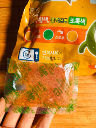 쨍하고 해뜰집 재사용 가능한 로하스 인증 지시겔 제습제 25g 20개입 — 5점을 준 리뷰어가 2019년 9월 올린 사용 사진