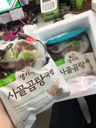 [풀무원] 사골곰탕국밥 황태해장국밥 — 4.33점을 준 리뷰어가 2018년 6월 올린 사용 사진