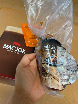 행복먹거리공작소 맥족. 맥주에 빠진 족발 550g + 마늘소스 70g — 4점을 준 리뷰어가 2020년 2월 올린 사용 사진