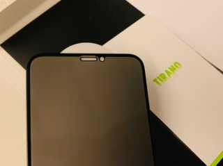 티라노 강화유리 티라노 프라이버시 아이폰 3D 풀점착 풀커버 — 4점을 준 리뷰어가 2019년 8월 올린 사용 사진