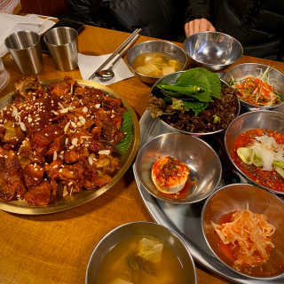 [동네맛집족발] 4개 족발 중 택1 — 4점을 준 리뷰어가 2020년 2월 올린 사용 사진