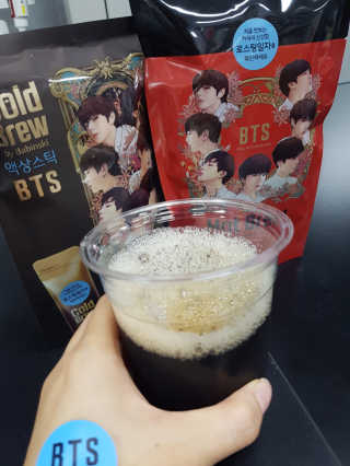 한국야쿠르트 콜드브루, 핫브루 액상스틱 BTS 일러스트 — 5점을 준 리뷰어가 2018년 11월 올린 사용 사진