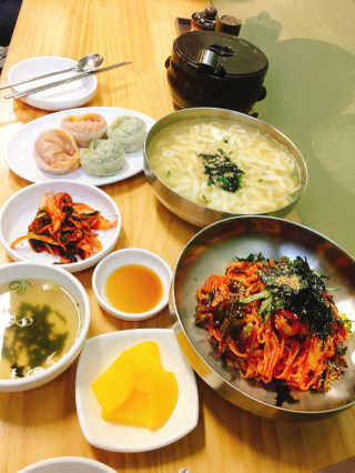 칼국수에끌림 [칼국수에 끌림] 손칼국수+비빔칼국수+왕만두4개 — 4.83점을 준 리뷰어가 2018년 10월 올린 사용 사진