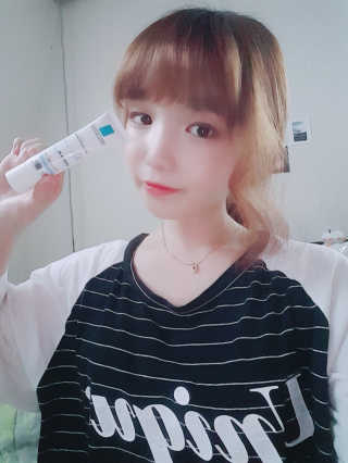 라로슈포제 유비데아 XL 톤업 라이트 크림 — 4.33점을 준 리뷰어가 2018년 4월 올린 사용 사진