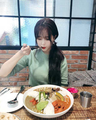 [델리커리 삼성포스코점] 3색커리 2인 + 버터난 — 3.83점을 준 리뷰어가 2018년 11월 올린 사용 사진