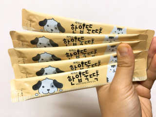 [펫토리아]짜먹는 한입뚝딱 강아지.고양이 마약간식 — 5점을 준 리뷰어가 2019년 8월 올린 사용 사진