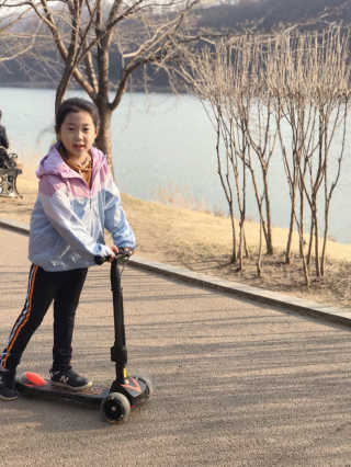 인디고뱅크키즈 메쉬 배색 점퍼 — 5점을 준 리뷰어가 2020년 3월 올린 사용 사진