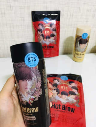 한국야쿠르트 콜드브루, 핫브루 BTS 일러스트 — 5점을 준 리뷰어가 2018년 11월 올린 사용 사진