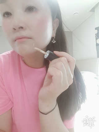 터치인솔 돈 텔 애니바디 듀얼 컨실러 — 5점을 준 리뷰어가 2018년 6월 올린 사용 사진