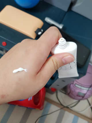 코스메티 블랙티 톤업  화이트 선크림 — 5점을 준 리뷰어가 2018년 5월 올린 사용 사진