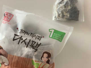 육수명인 엄마의 레시피 다시팩 1번 — 5점을 준 리뷰어가 2019년 4월 올린 사용 사진