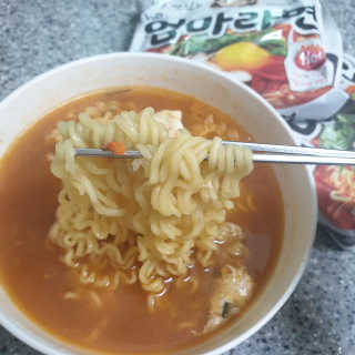 라면 그대로가 제일 맛있는 더엄마라면 — 5점을 준 리뷰어가 2019년 9월 올린 사용 사진