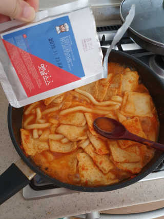 [홍코너떡볶이]옛날떡볶이 인기맛 4팩세트 — 5점을 준 리뷰어가 2019년 12월 올린 사용 사진