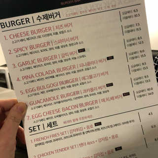 LOKALZ 스파이시버거,치즈버거,감자튀김,치킨윙 — 4.5점을 준 리뷰어가 2018년 10월 올린 사용 사진