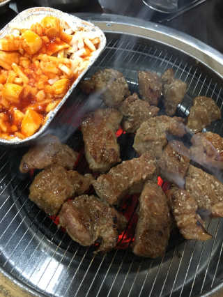 [두툼갈비] 두툼갈비 2인분 + 매콤치즈버섯 set — 4.67점을 준 리뷰어가 2018년 10월 올린 사용 사진