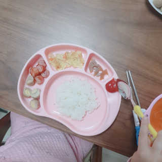유비맘 캐릭터 실리콘 흡착 식판_색상 랜덤발송 — 5점을 준 리뷰어가 2020년 4월 올린 사용 사진